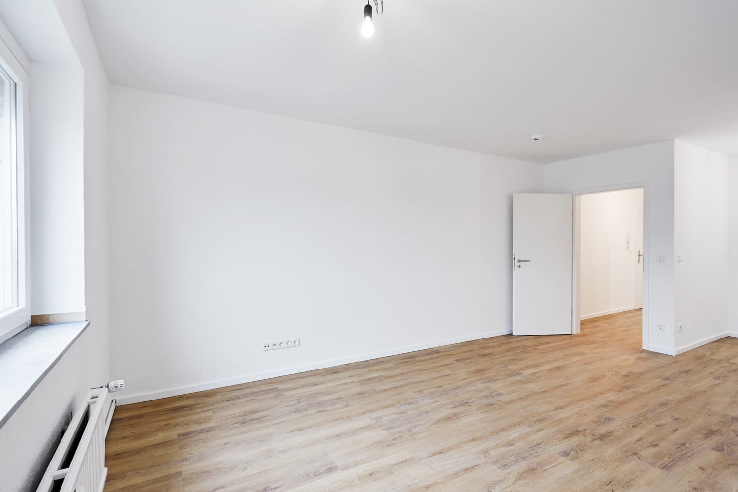 Wohnraum mit Fensterbank und offener Tür
