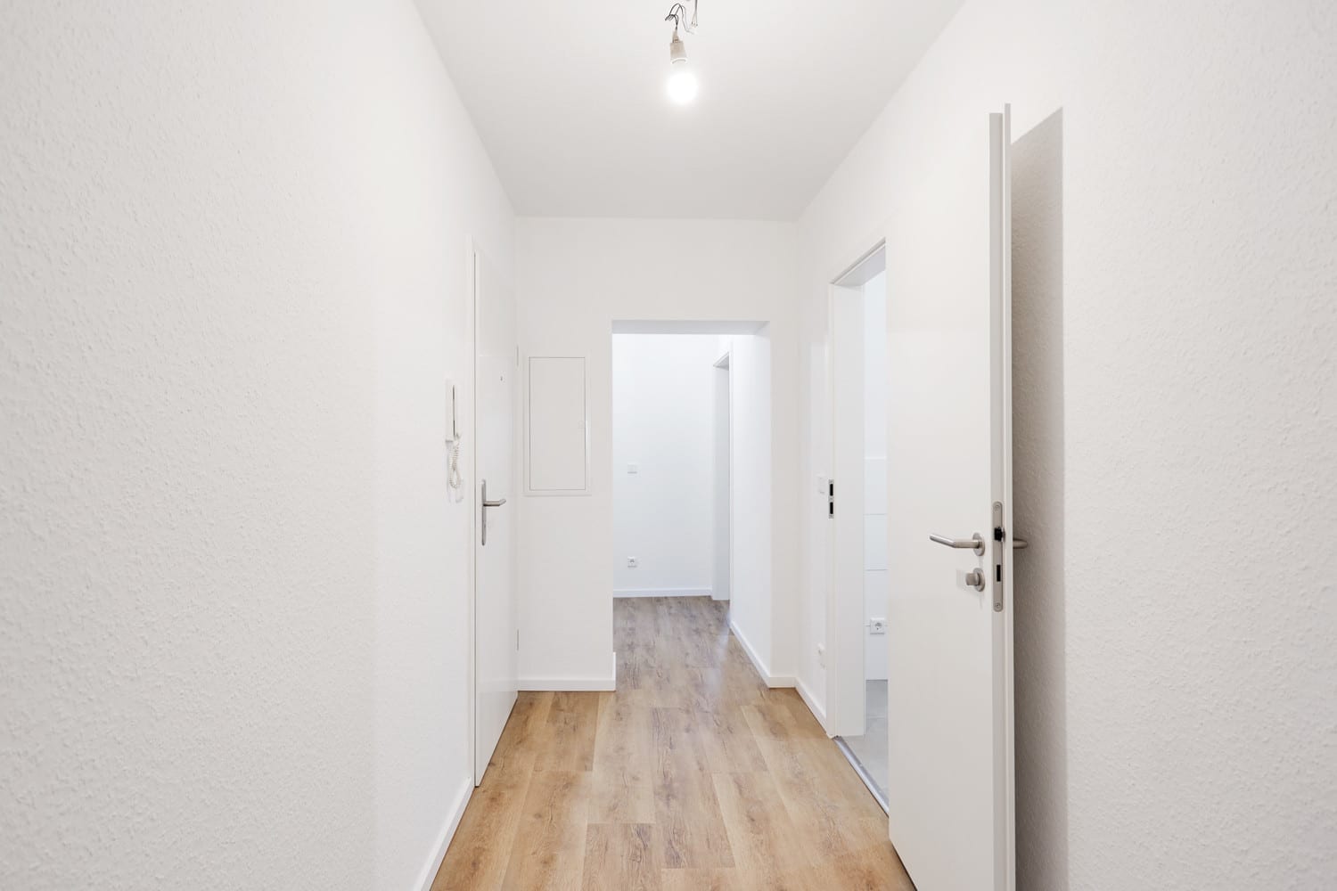 Flur mit offenen Türen und Dielenboden