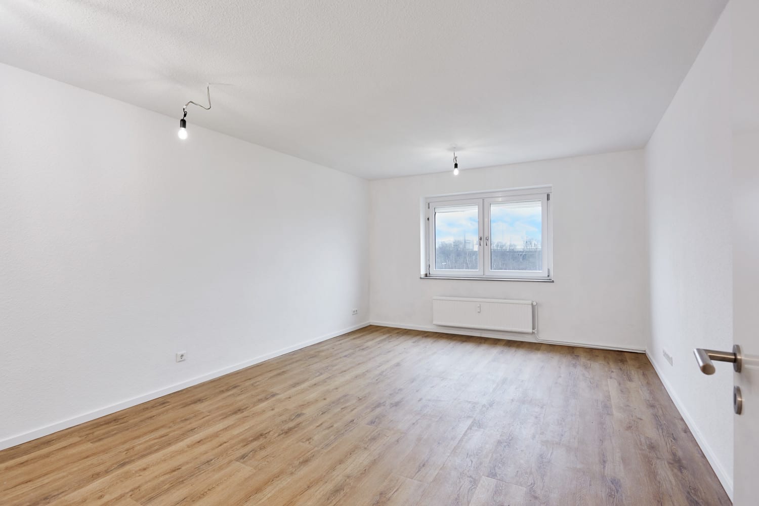 Wohnraum mit Fenster und heller Diele