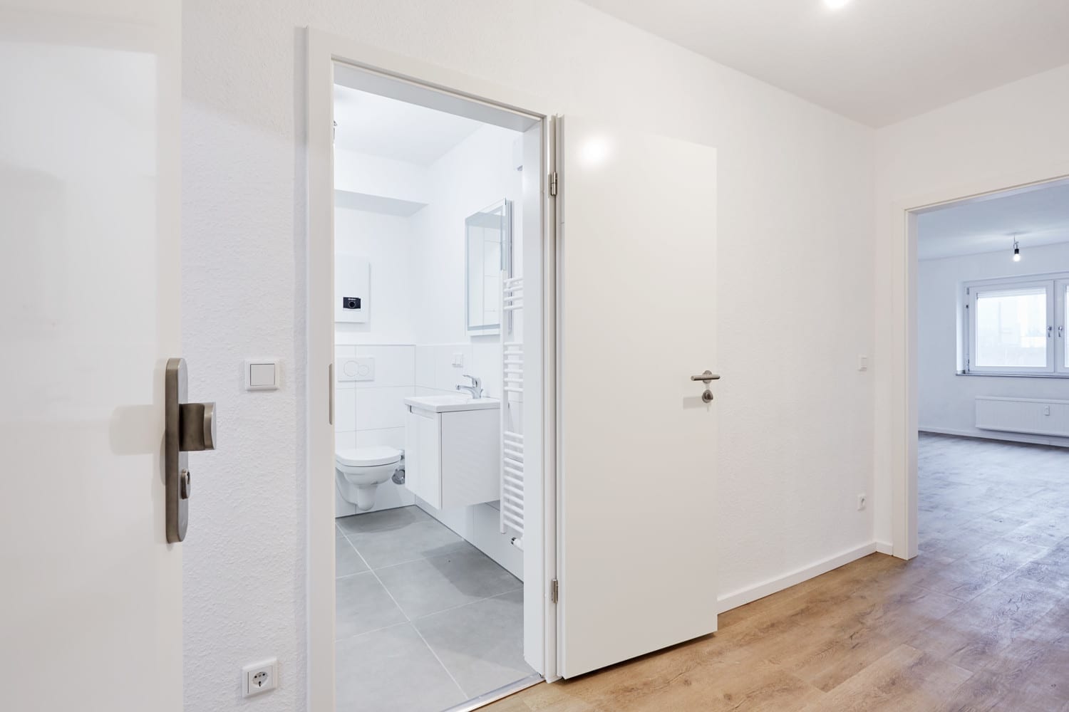 Türdurchgang mit Blick in das Badezimmer