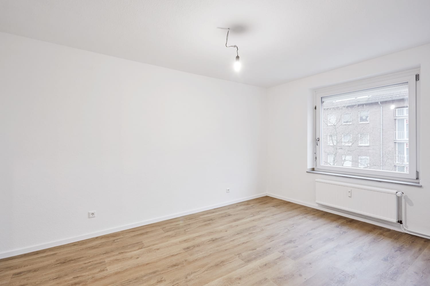 Zimmer mit Fenster zum Innenhof