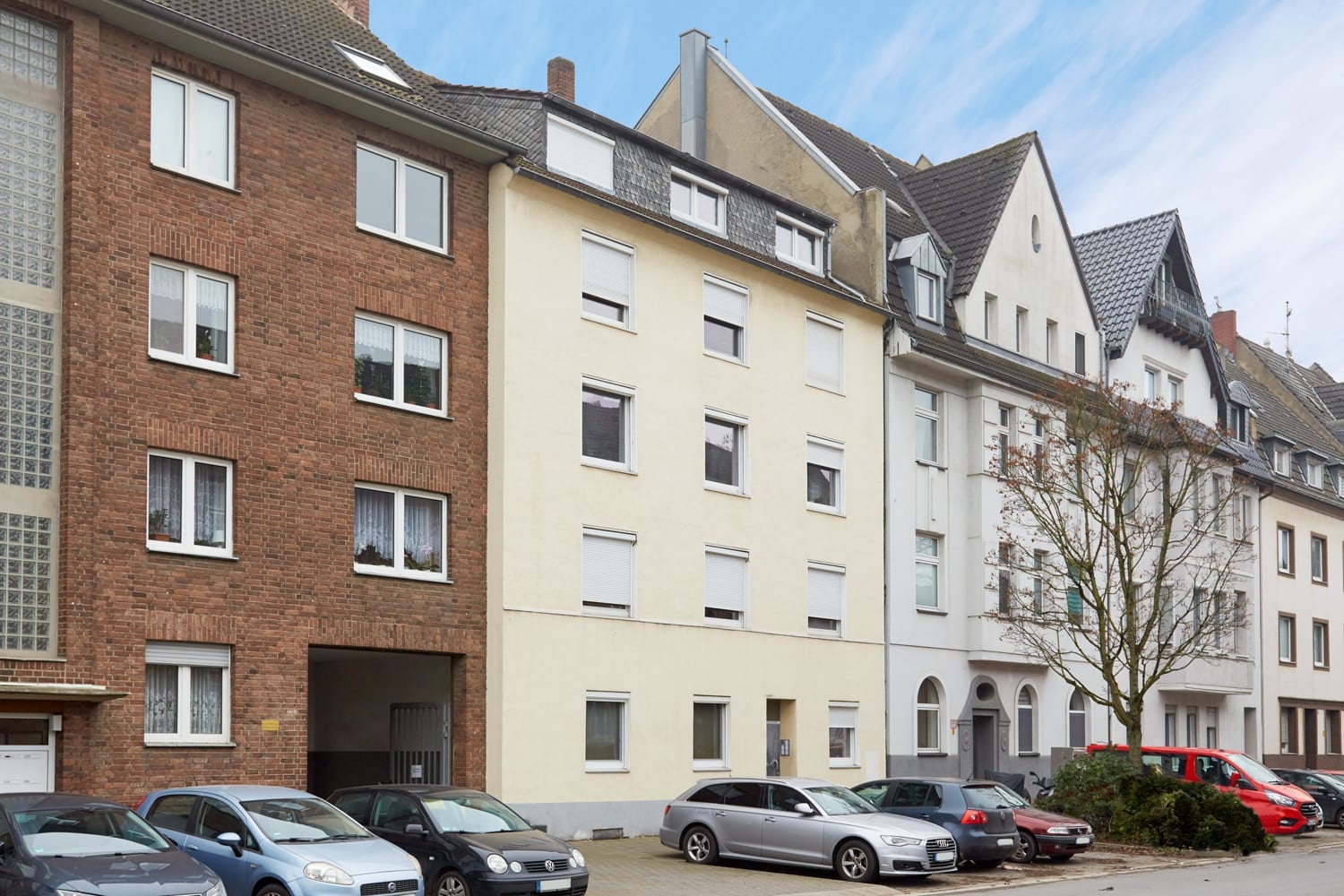 Straßenzug mit Klinker- und Putzfassaden