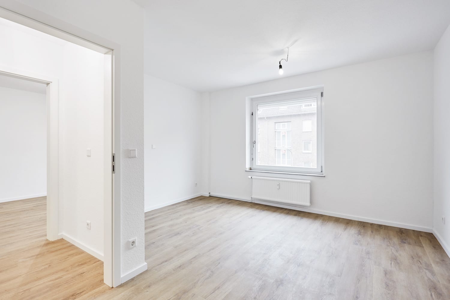 Zimmer mit Fenster und Durchgang