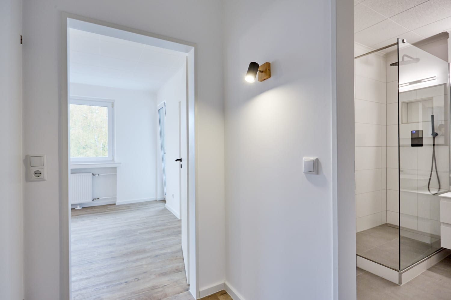 Entrée mit Blick in Wohnraum und Bad
