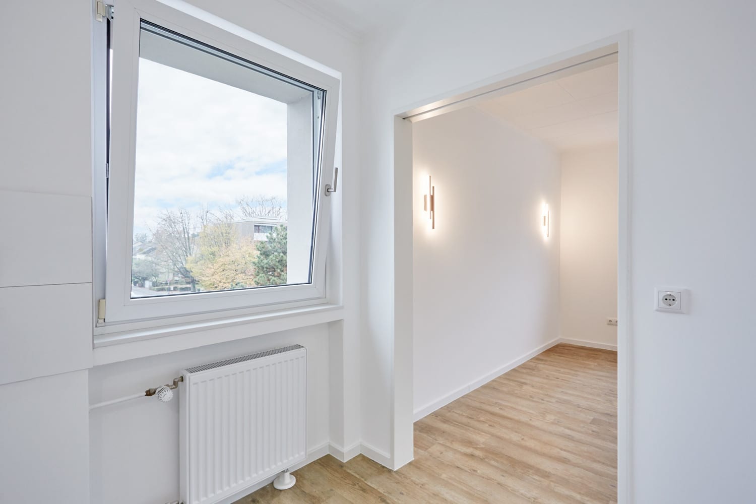 Küche mit Fenster und Durchgang zum Flur
