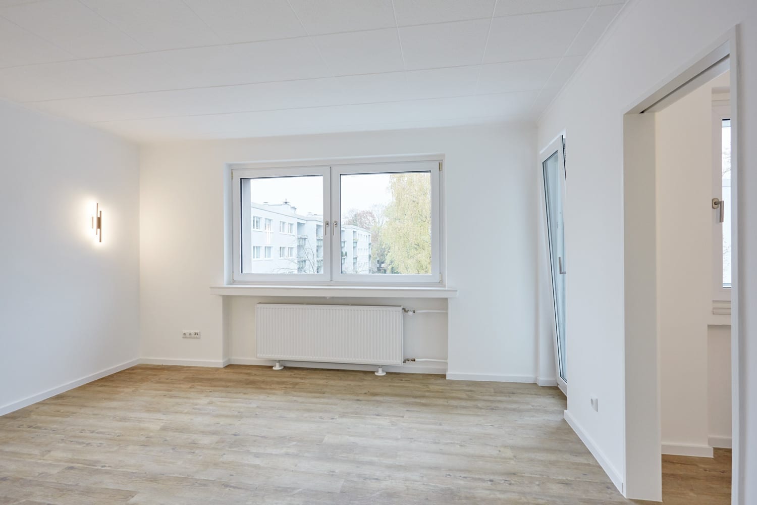 Wohnbereich mit Fensterbank und Heizkörper