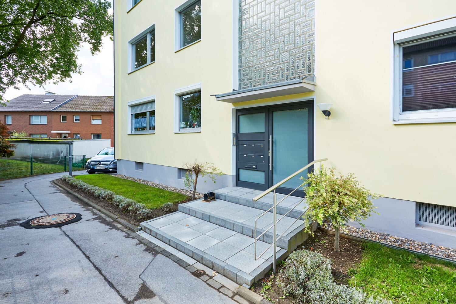 Hauseingang mit Treppe und Vorgarten