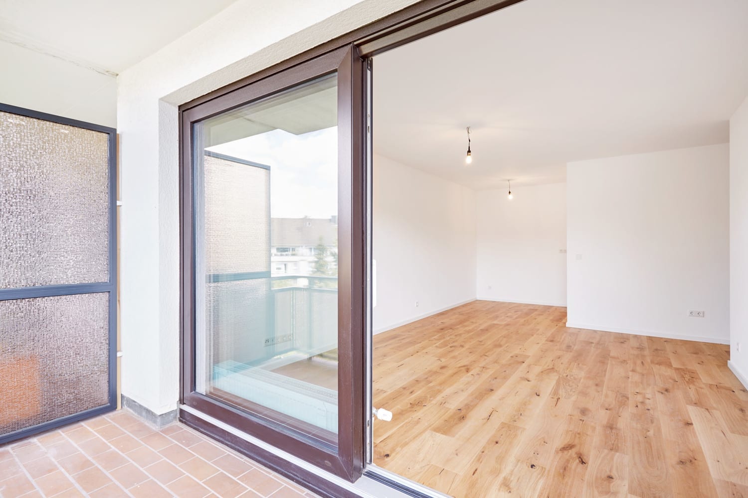 Wohnraum mit großer Schiebetür zur Loggia