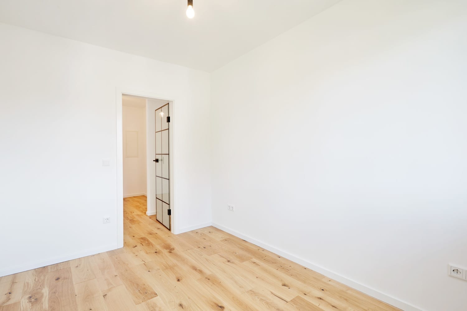 Zimmer mit Durchgang und Dielenboden