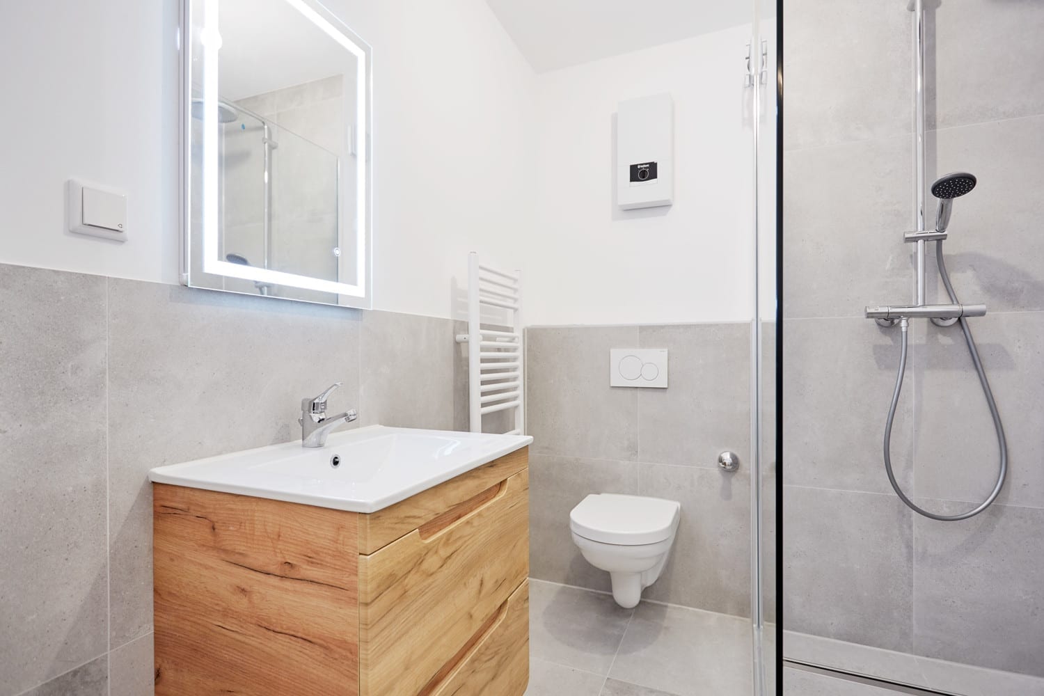 Badezimmer mit Holzwaschtisch und bodengleicher Dusche