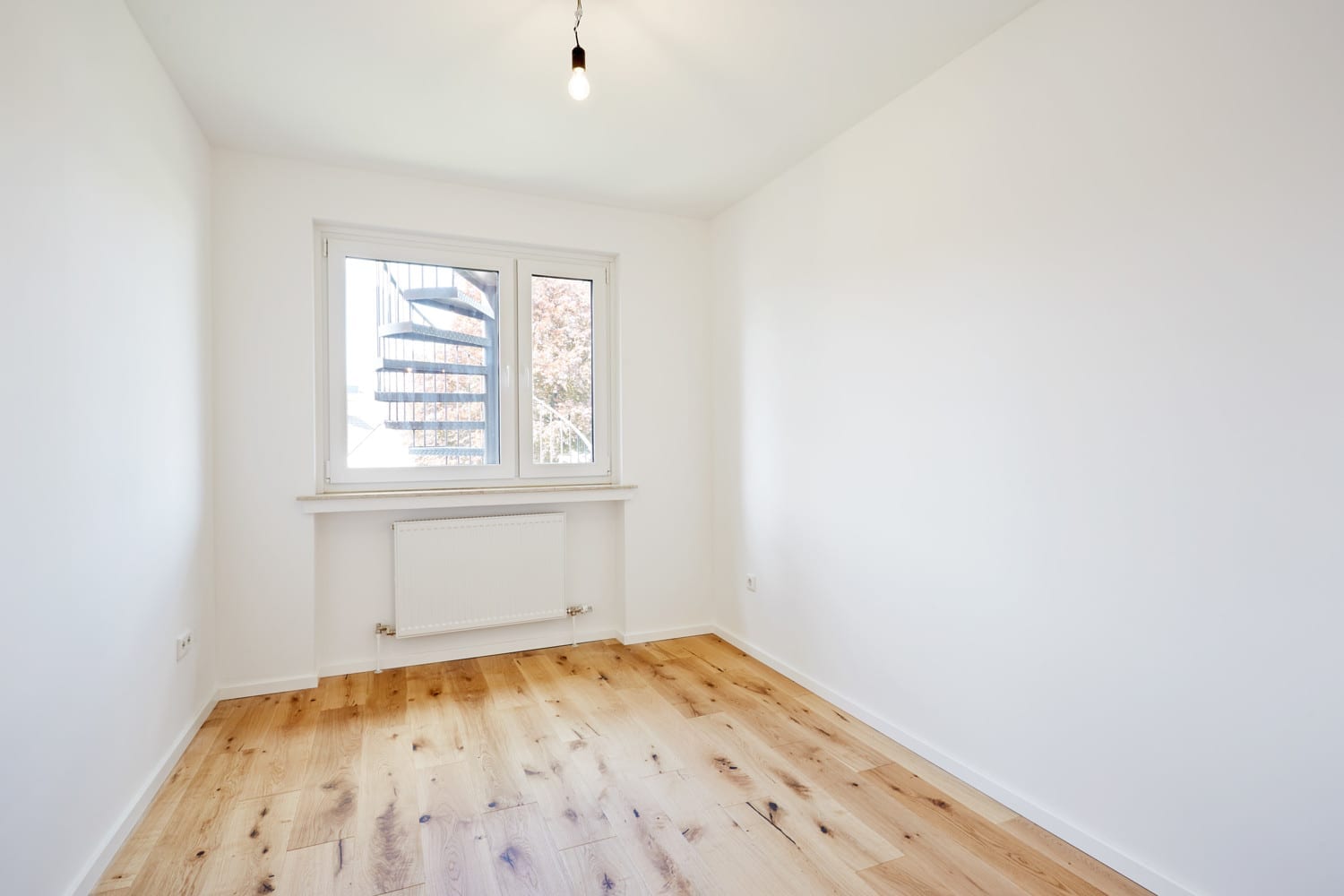 Zimmer mit Fenster und heller Diele
